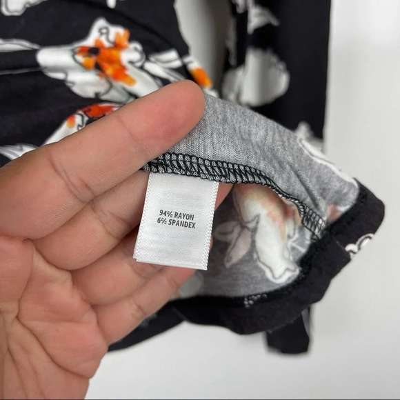 St. John Collection Floral Print Jersey Top Sz M - Picture 7 of 8